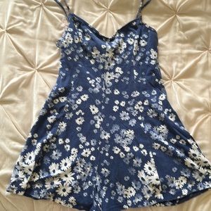 Hollister soft stretchy floral navy romper SIZE XS. Runs big.. very stretchy